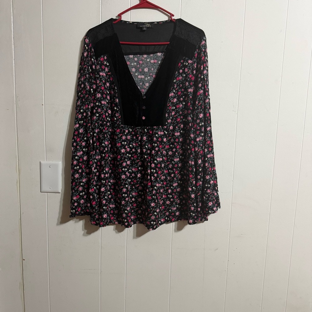 Suzanne Betro Black Floral‎ Top